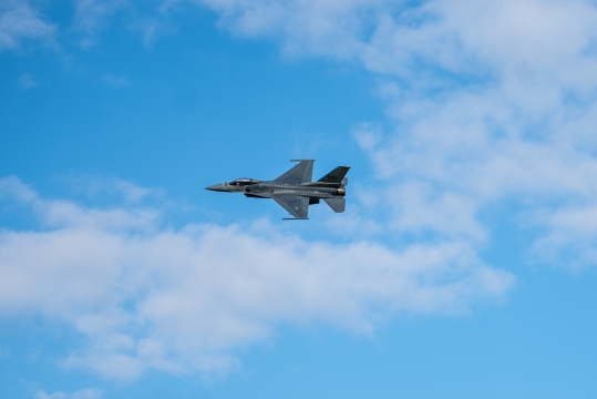 F16 Fighting Falcon Flying